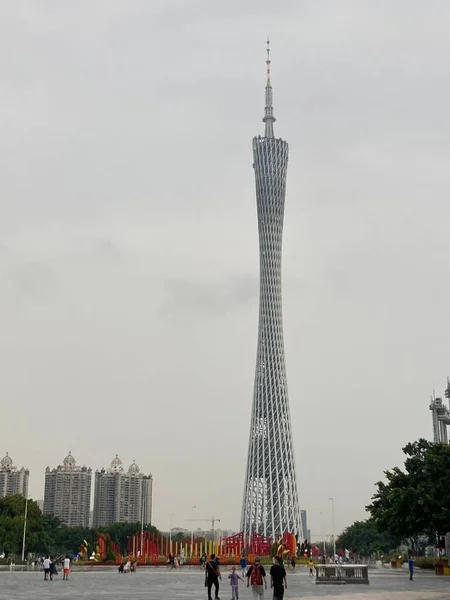 Disparo Vertical Personas Caminando Cerca Torre Cantón Ciudad Guangzhou Provincia — Foto de Stock