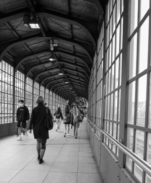 在德国柏林火车站散步的人的灰度 — 图库照片