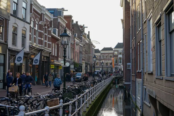 オランダの市内中心部近くに自転車があるデルフト運河 — ストック写真