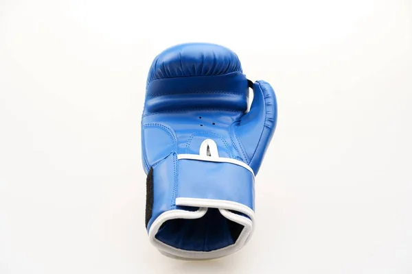 Uma Única Luva Boxe Azul Isolada Fundo Branco — Fotografia de Stock