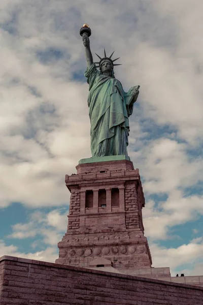 Statue Liberté New York Sur Fond Nuages Sombres — Photo