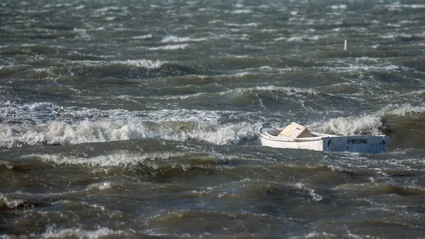 Маленький Дерев Яний Веслуючий Човен Мілководді Розбризкував Морські Хвилі — стокове фото