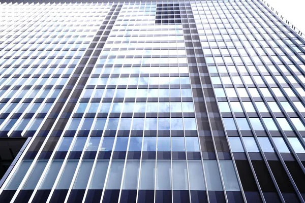 Ein Niedriger Winkel Eines Hohen Modernen Gebäudes — Stockfoto