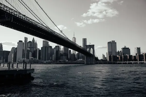 Brooklyn Bridge Solig Dag Gråskala — Stockfoto