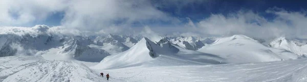 Eine Panoramische Aufnahme Einer Landschaft Die Komplett Von Schnee Bedeckt — Stockfoto