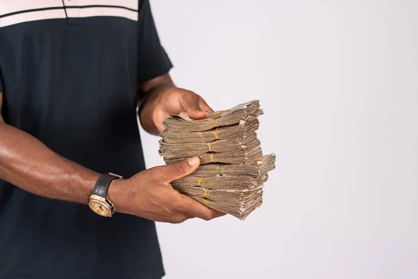 Africký Muž Drží Spoustu Peněz Před Bílým Pozadím — Stock fotografie