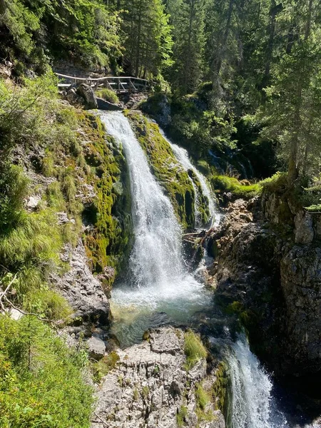 Uma Bela Vista Uma Cachoeira Que Corre Sobre Penhasco Rochoso — Fotografia de Stock
