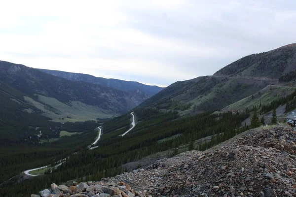 Montana Geniş Bir Dağ Sırasının Içinden Geçen Bir Otoyol — Stok fotoğraf