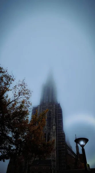 Une Vieille Tour Perdue Dans Brouillard Jour Automne Angle Bas — Photo