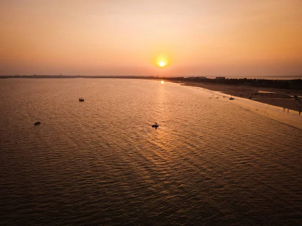Eine Luftaufnahme Eines Schönen Sonnenuntergangshimmels Über Einer Meeresküste — Stockfoto