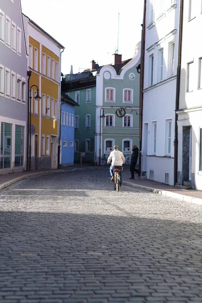 Μια Κάθετη Φωτογραφία Του Άντρα Που Οδηγούσε Ποδήλατο Στο Δρόμο — Φωτογραφία Αρχείου