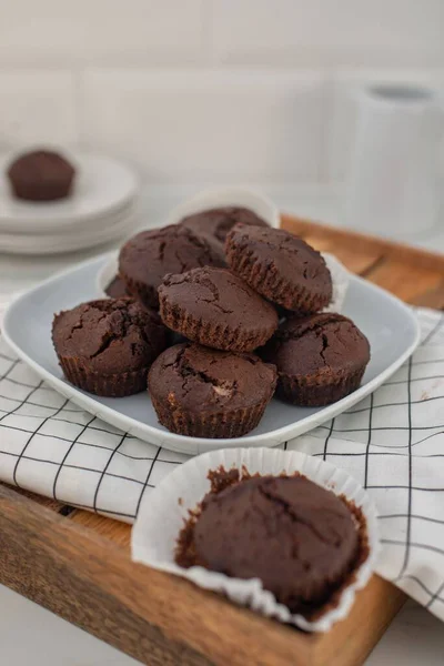 Plan Vertical Muffins Chocolat Sur Une Planche Bois Sur Fond — Photo