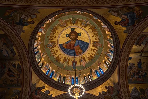 Muotokuva Jeesuksesta Kristuksesta Ortodoksisen Santorinin Katedraalin Katossa Firassa — kuvapankkivalokuva