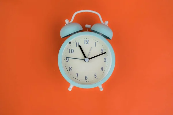 Ein Blauer Wecker Auf Orangefarbenem Hintergrund Zeitkonzept — Stockfoto