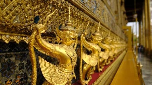 Tiro Seletivo Foco Estátuas Douradas Garuda Dentro Temple Esmeralda Buddha — Fotografia de Stock