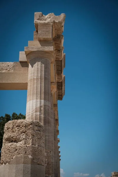 Вертикальный Кадр Колонн Голубым Небом Заднем Плане Родос Греция — стоковое фото