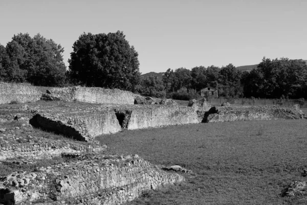Grayscale Roman Ruins Picturesque Landscape Lush Trees Basilicata Italy — Stock Photo, Image