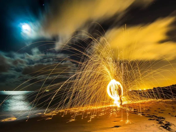Movimento Lento Luz Noite Imitação Uma Erupção Praia — Fotografia de Stock