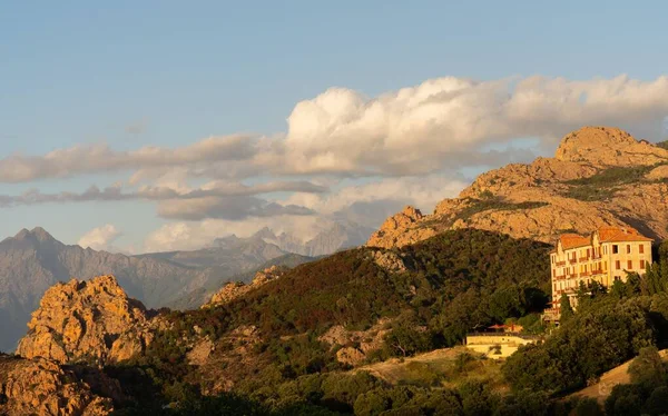 Красивий Пейзаж Скелястих Пагорбів Зеленому Листі Сході Сонця — стокове фото