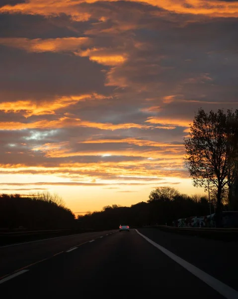 Вертикальний Знімок Зачаровує Хмарне Небо Заходу Сонця Над Дорогою — стокове фото