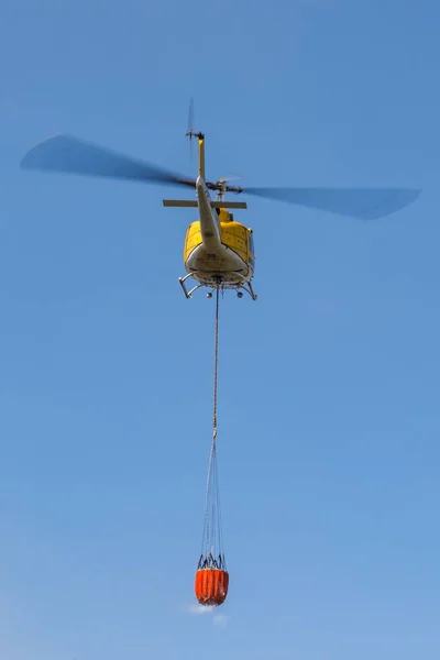 Vertical Shot Firefighting Helicopter Extinguishes Fire — Stock Photo, Image