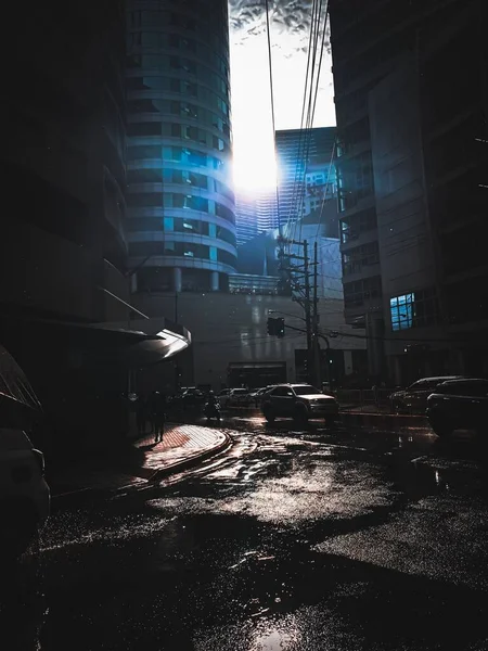 Fotografie Verticală Unei Străzi Între Clădirile Afaceri Mai Multe Etaje — Fotografie, imagine de stoc