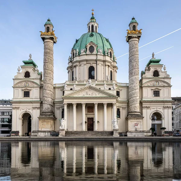 位于奥地利维也纳的卡列斯奇 圣查尔斯教堂 和池塘迷人的照片 — 图库照片