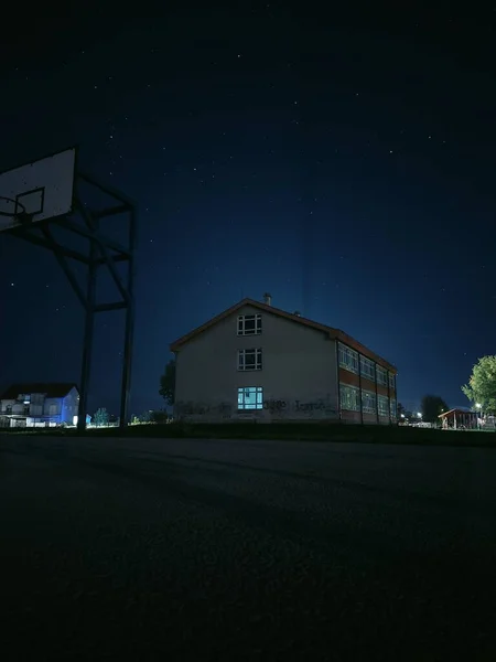 Eine Vertikale Aufnahme Eines Schulgebäudes Unter Dem Schönen Sternenhimmel — Stockfoto