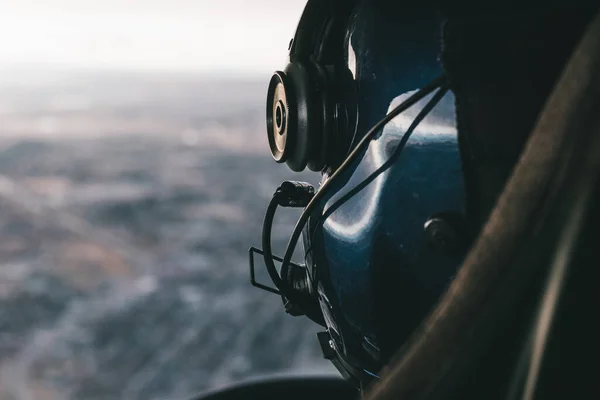 蓝色直升机飞行员蓝色头盔的特写镜头 — 图库照片