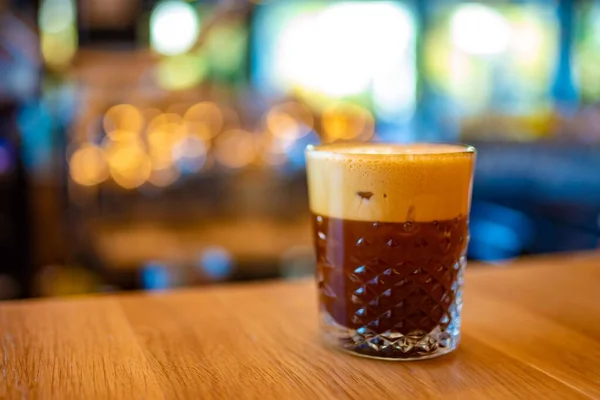 Iskaffe Dricka Ett Kristall Glas Ett Trä Bar Bord — Stockfoto