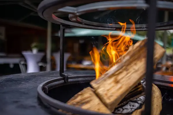Eine Nahaufnahme Vom Grill Mit Offenem Feuer Auf Verschwommenem Hintergrund — Stockfoto