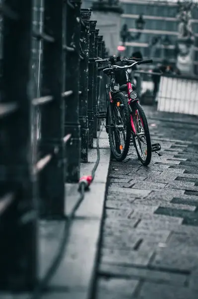 Вертикальный Снимок Велосипеда Припаркованного Улице Мрачный День Отлично Подходит Обоев — стоковое фото