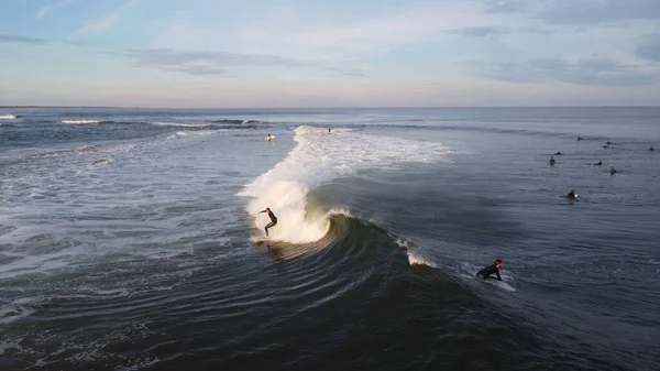 Una Toma Aérea Gente Surfeando Olas Océano Día Soleado —  Fotos de Stock