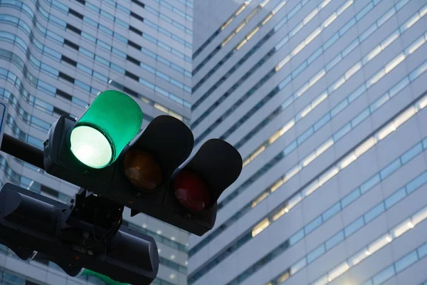 Közelkép Egy Közlekedési Tábláról Zöld Lámpával Királynő Tornyai Ellen Yokohama — Stock Fotó