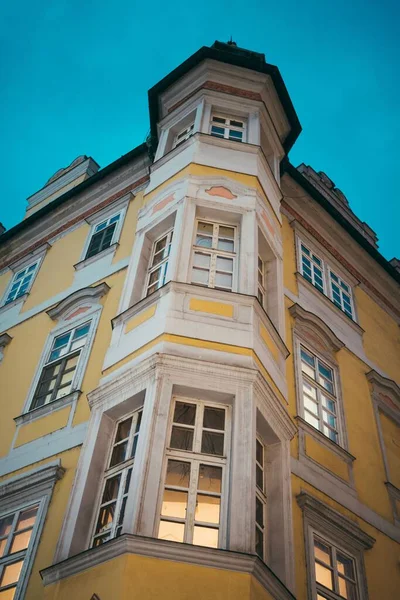 Вертикальный Снимок Архитектурного Здания Синим Небом — стоковое фото
