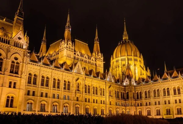 Una Vista Bajo Ángulo Del Famoso Edificio Del Parlamento Húngaro — Foto de Stock