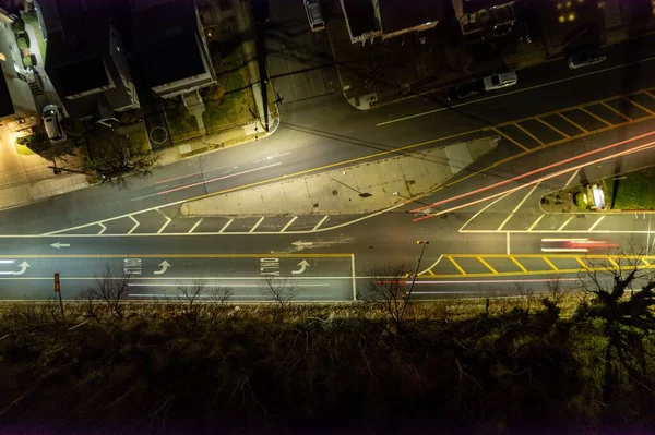 由街灯 停放的汽车和夜景照明的道路的航拍图 — 图库照片