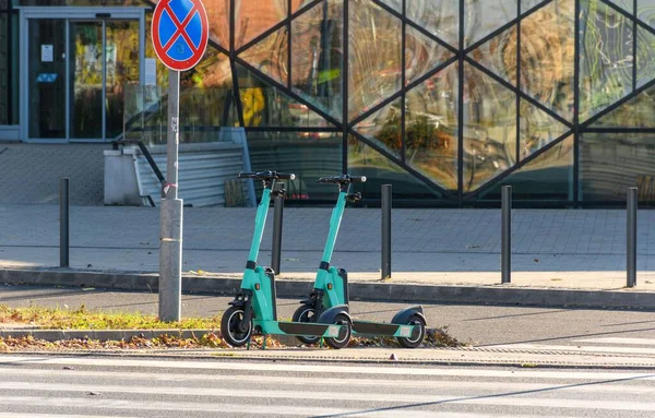 Два Зеленых Электрических Скутера Черными Колесами Припаркованы Улице Рядом Дорогой — стоковое фото