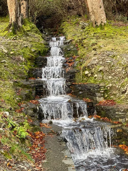 정원에 돌계단에서 흘러나오는 아름다운 물줄기 — 스톡 사진