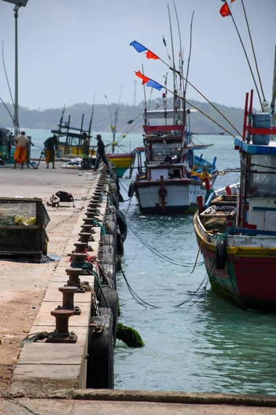 Disparo Vertical Puerto Con Barcos Pesca Estacionados Cielo Azul Fondo — Foto de Stock