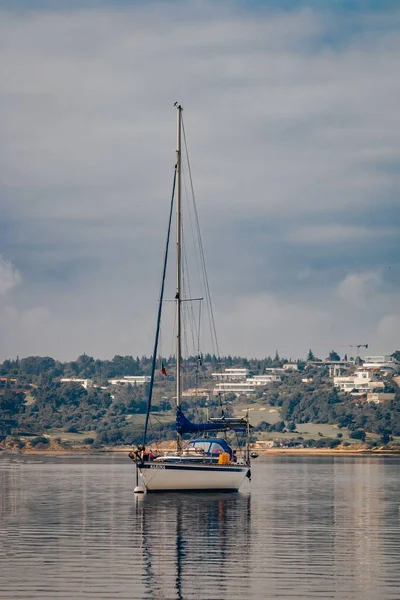 Vertikale Aufnahme Eines Bootes Auf Dem Fluss Alvor Portimao Algarve — Stockfoto