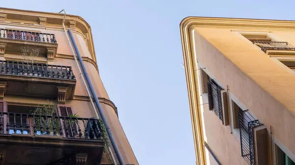Ein Niedriger Winkel Der Dachecken Alter Gebäude Vor Blauem Himmel — Stockfoto