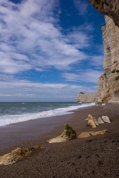 Beyaz Etretat Kayalıkları Sahilinde Dikey Bir Taş Görüntüsü Arka Planda — Stok fotoğraf