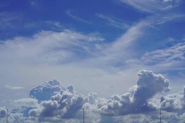 Красивое Облачное Чистое Небо — стоковое фото