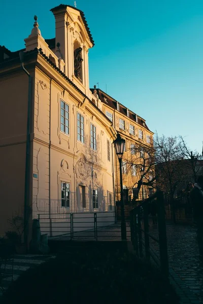 窓に太陽が輝くヨーロッパ建築の古い建物の風光明媚なショット — ストック写真