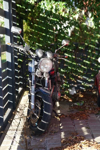 Вертикальний Постріл Мотоцикла Припаркований Відкритому Повітрі Місті Ландсгут — стокове фото