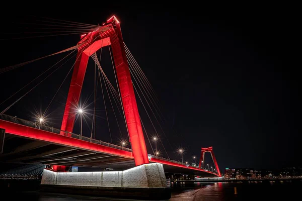 荷兰鹿特丹一座灯火通明的威灵顿桥在夜间被抓获 — 图库照片