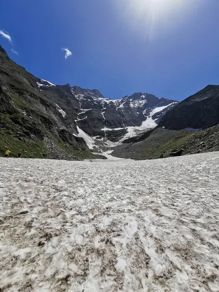Svislý Svah Zasněžené Horské Stezky Procházející Alpskými Horami Rakousku — Stock fotografie