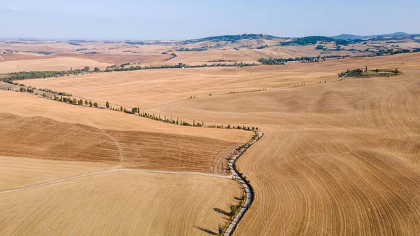 イタリアに位置トスカーナフィールドを通過道路の空中ビュー — ストック写真