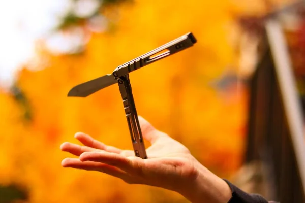 Nsan Eli Üzerinde Bir Balisong Bıçağı — Stok fotoğraf